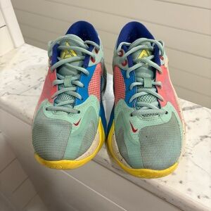 Kids size Kyrie Irving shoes size 5Y